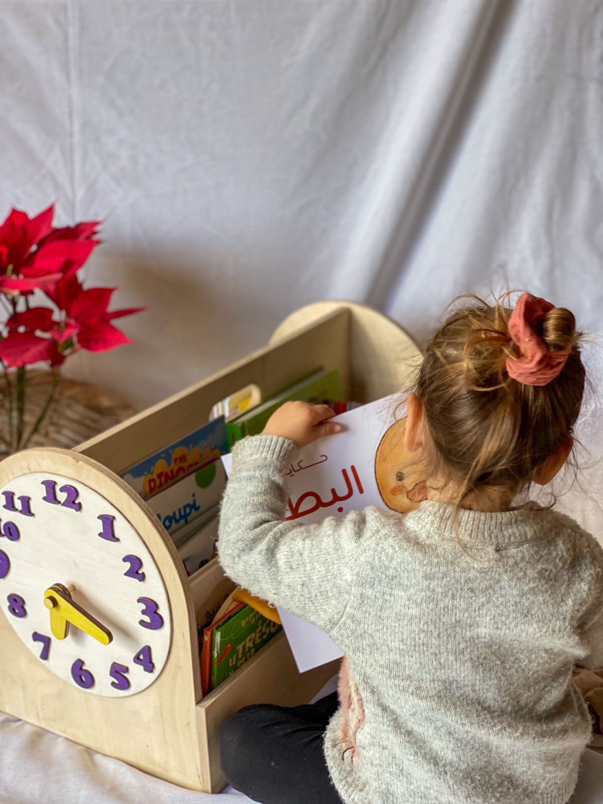 Montessori Portable Bookshelf with a Clock